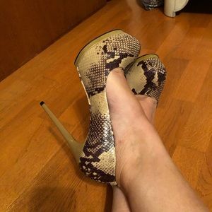Pour Le Victoire faux snake heels